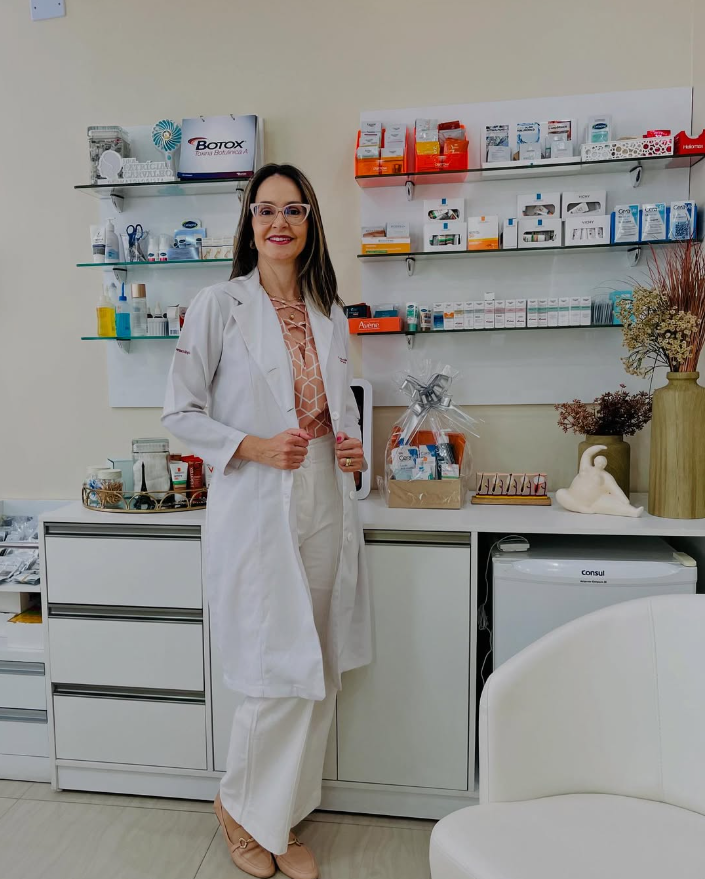 Dra. Patrícia Carvalho na sala de procedimentos