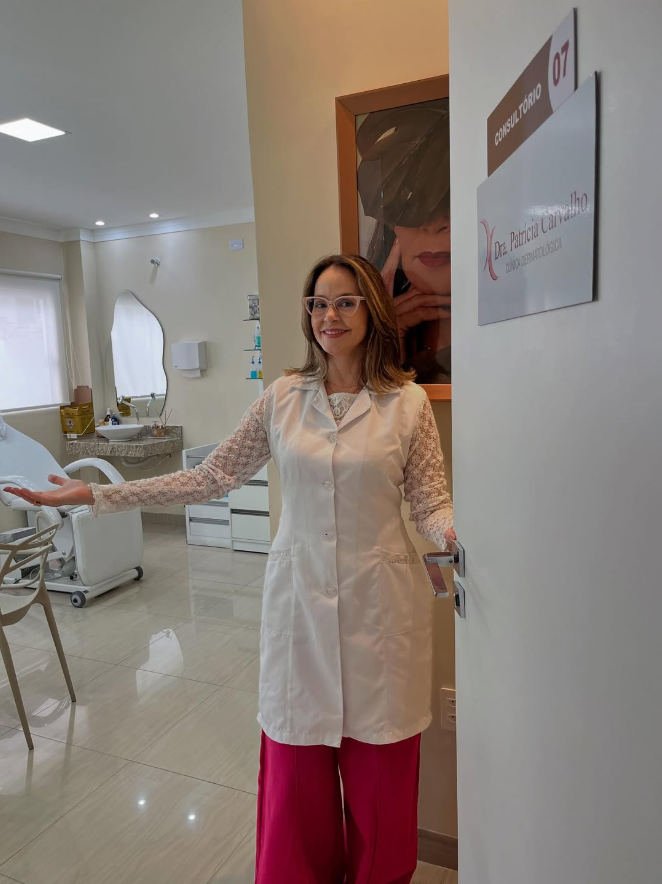Dra. Patrícia Carvalho recebendo na clínica dermatológica